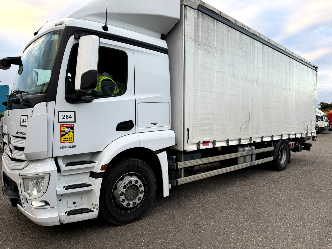 MERCEDES-BENZ ACTROS 1833 - Plachtové nákladné vozidlo: obrázok 1 MERCEDES-BENZ ACTROS 1833 - Plachtové nákladné vozidlo: obrázok 1