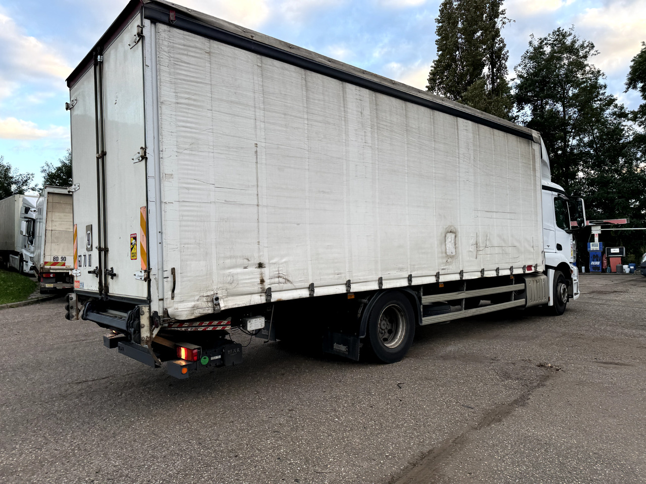 MERCEDES-BENZ ACTROS 1833 - Plachtové nákladné vozidlo: obrázok 3 MERCEDES-BENZ ACTROS 1833 - Plachtové nákladné vozidlo: obrázok 3