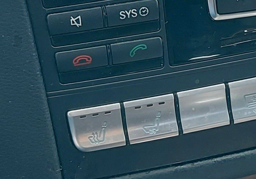 Mercedes-Benz CLS 350 CDI BE Xenon Leder Navi Sitzbelüftung - Sedan: obrázok 4 Mercedes-Benz CLS 350 CDI BE Xenon Leder Navi Sitzbelüftung - Sedan: obrázok 4