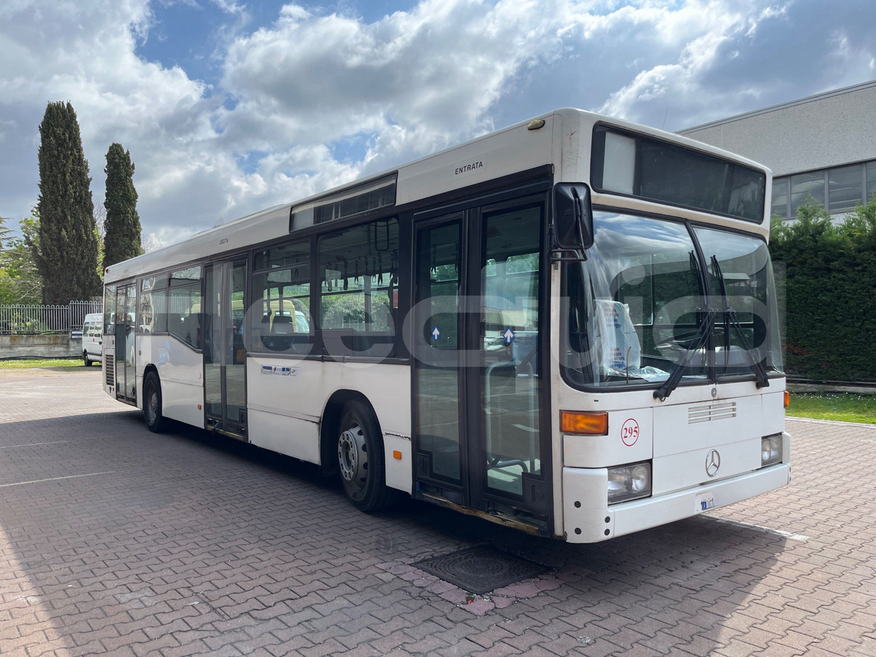 Mercedes-Benz O 405N2 - Prímestský autobus: obrázok 1 Mercedes-Benz O 405N2 - Prímestský autobus: obrázok 1
