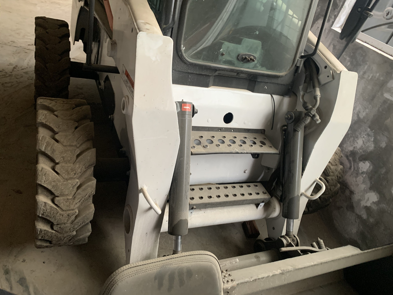 BOBCAT S300 - Šmykom riadený nakladač: obrázok 4 BOBCAT S300 - Šmykom riadený nakladač: obrázok 4
