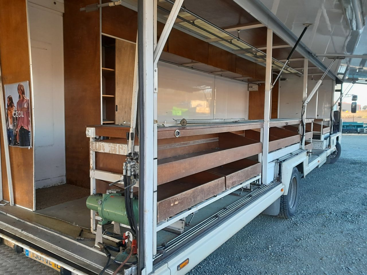 Renault ETAL MOBILE 4x2 Shop Truck - Pojazdná predajňa: obrázok 4 Renault ETAL MOBILE 4x2 Shop Truck - Pojazdná predajňa: obrázok 4