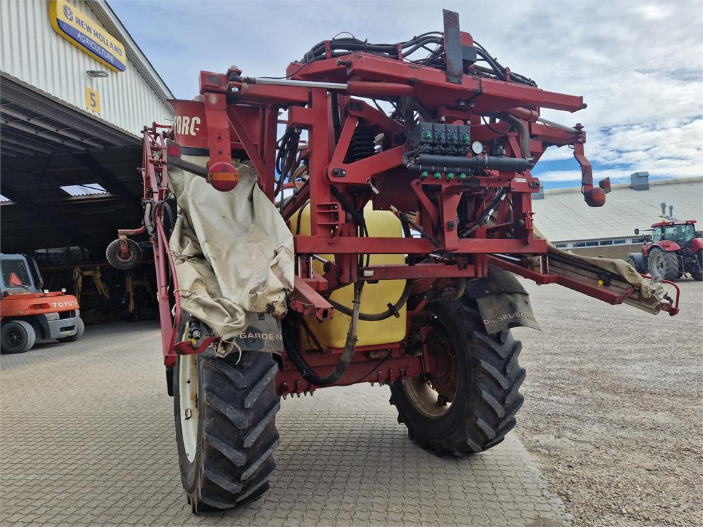 Hardi COMMANDER 2800 TWIN - Ťahaný postrekovač: obrázok 4 Hardi COMMANDER 2800 TWIN - Ťahaný postrekovač: obrázok 4