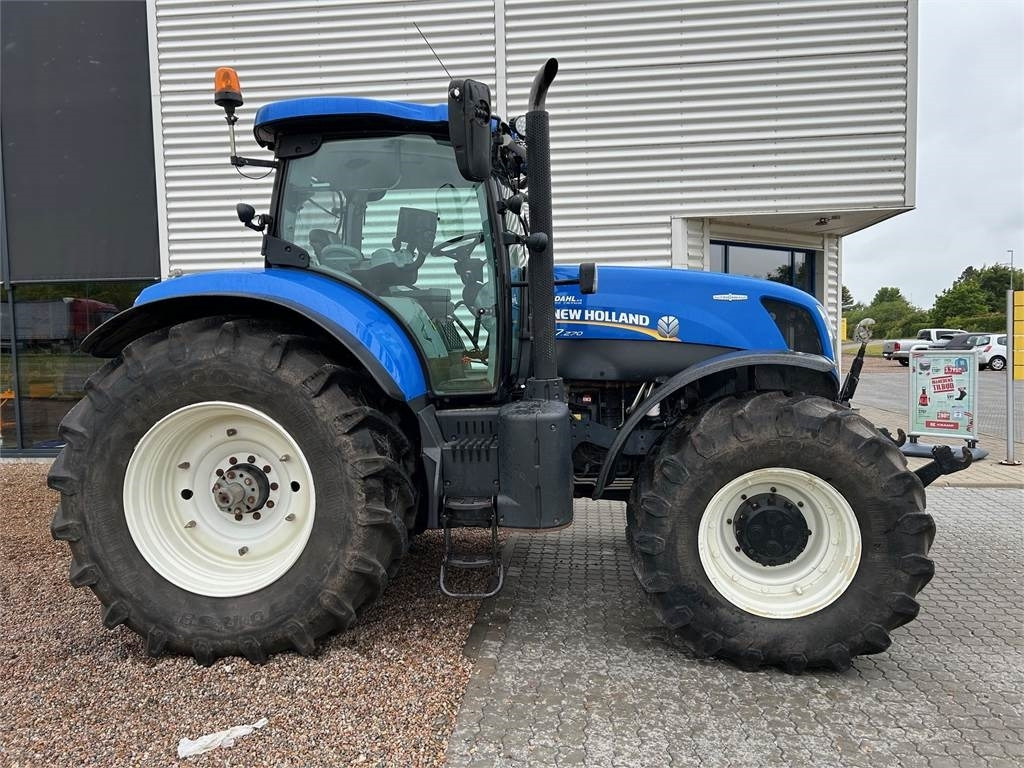New Holland T7.270AC KEY - Traktor: obrázok 2 New Holland T7.270AC KEY - Traktor: obrázok 2