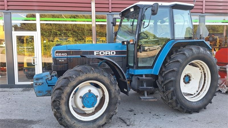 Ford 8240 - Traktor: obrázok 1 Ford 8240 - Traktor: obrázok 1