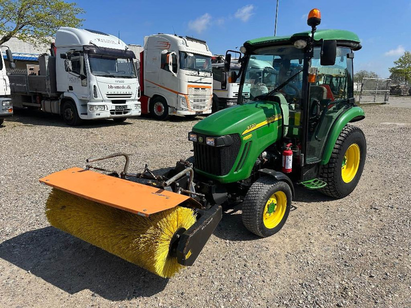 John Deere 3720 M/ Hydraulisk kost - Kompaktný traktor: obrázok 1 John Deere 3720 M/ Hydraulisk kost - Kompaktný traktor: obrázok 1
