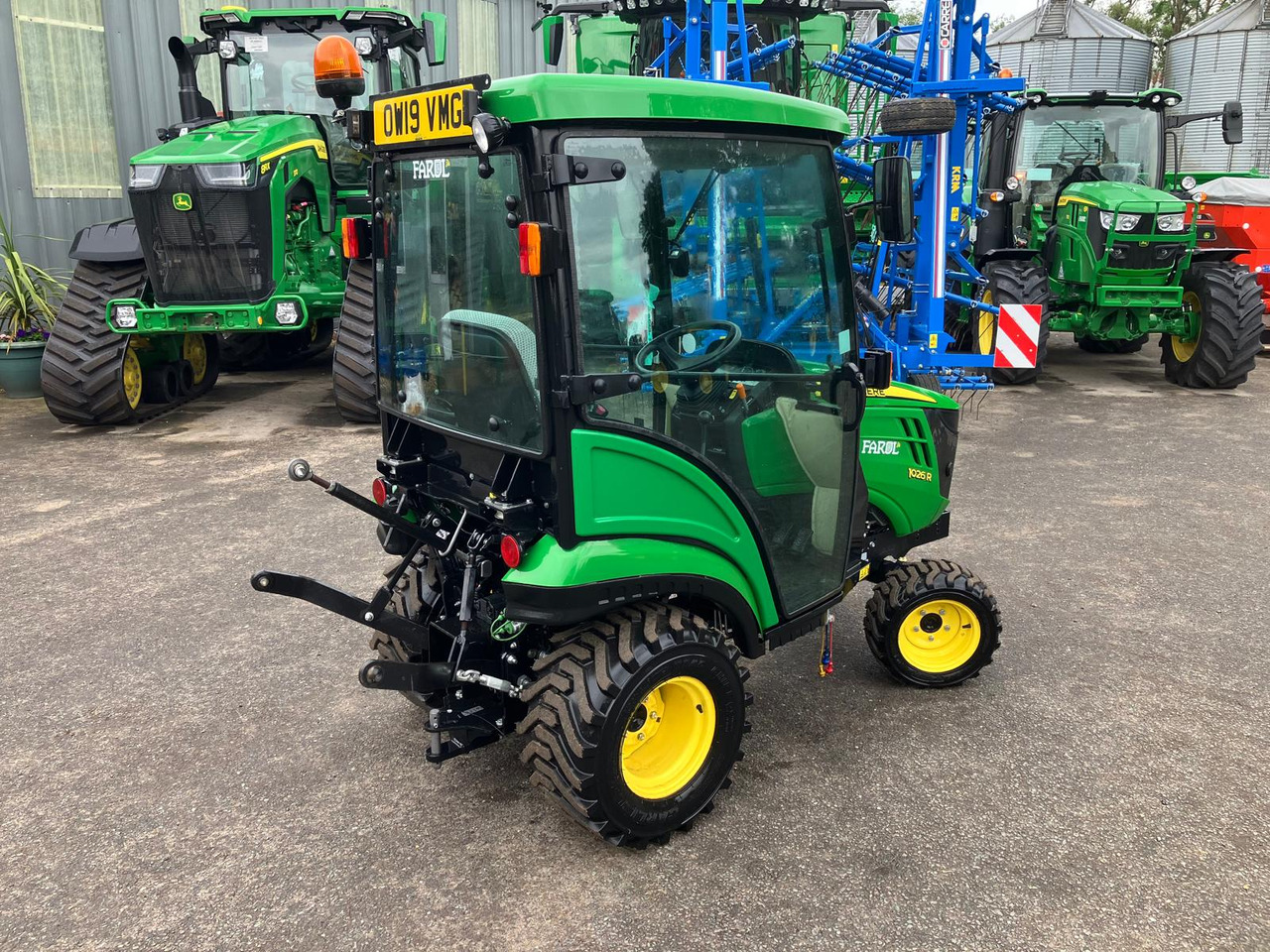 John Deere 1026R compact tractor - Kompaktný traktor: obrázok 2 John Deere 1026R compact tractor - Kompaktný traktor: obrázok 2