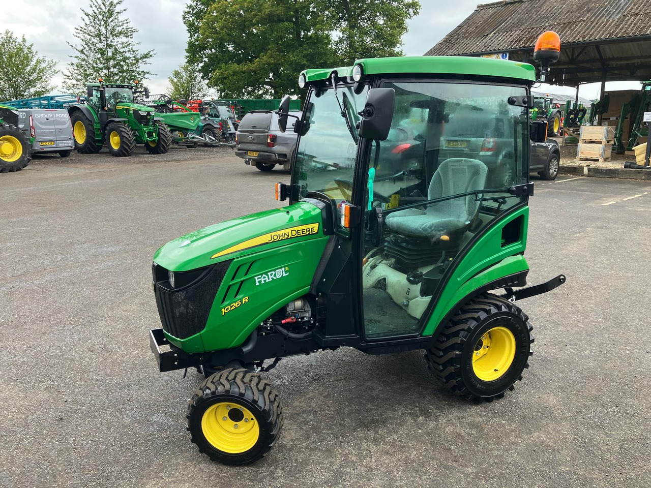 John Deere 1026R compact tractor - Kompaktný traktor: obrázok 1 John Deere 1026R compact tractor - Kompaktný traktor: obrázok 1