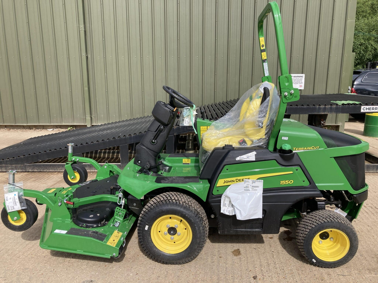 John Deere 1550 front mower - Záhradná kosačka: obrázok 3 John Deere 1550 front mower - Záhradná kosačka: obrázok 3