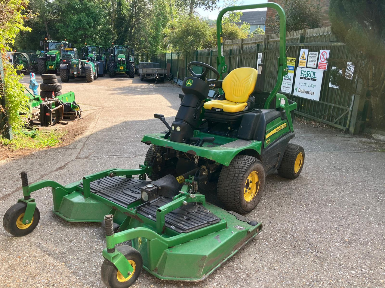 John Deere 1570 Commercial Outfront with 72 inch rear discharge deck - Záhradná kosačka: obrázok 2 John Deere 1570 Commercial Outfront with 72 inch rear discharge deck - Záhradná kosačka: obrázok 2