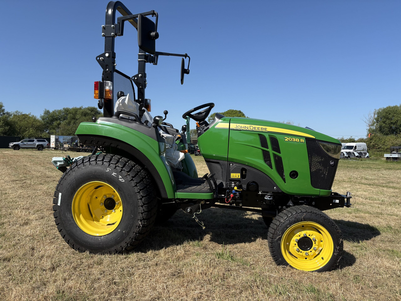 John Deere 2038R Compact Tractor - Kompaktný traktor: obrázok 2 John Deere 2038R Compact Tractor - Kompaktný traktor: obrázok 2