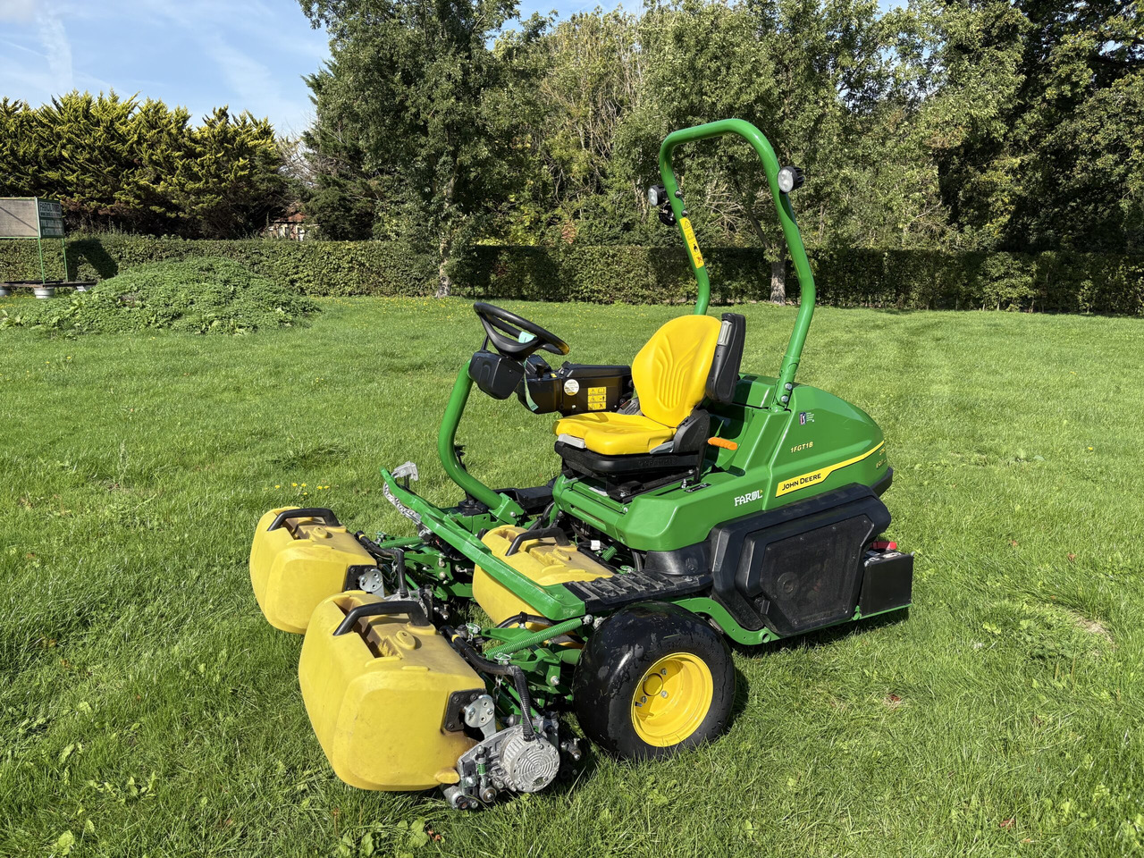 John Deere 2750E Triple Mower - Záhradná kosačka: obrázok 1 John Deere 2750E Triple Mower - Záhradná kosačka: obrázok 1