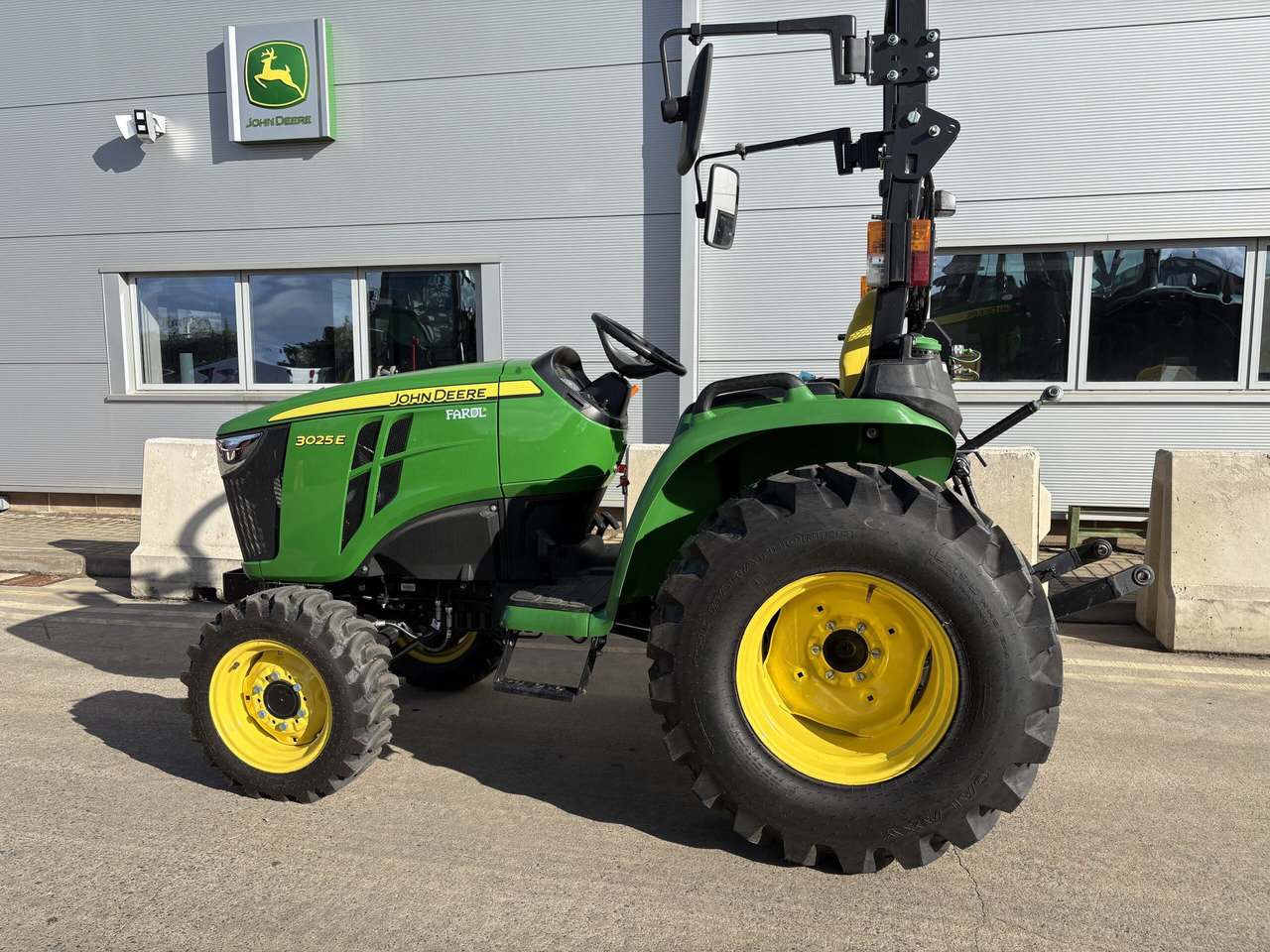 John Deere 3025E Compact tractor - Kompaktný traktor: obrázok 1 John Deere 3025E Compact tractor - Kompaktný traktor: obrázok 1