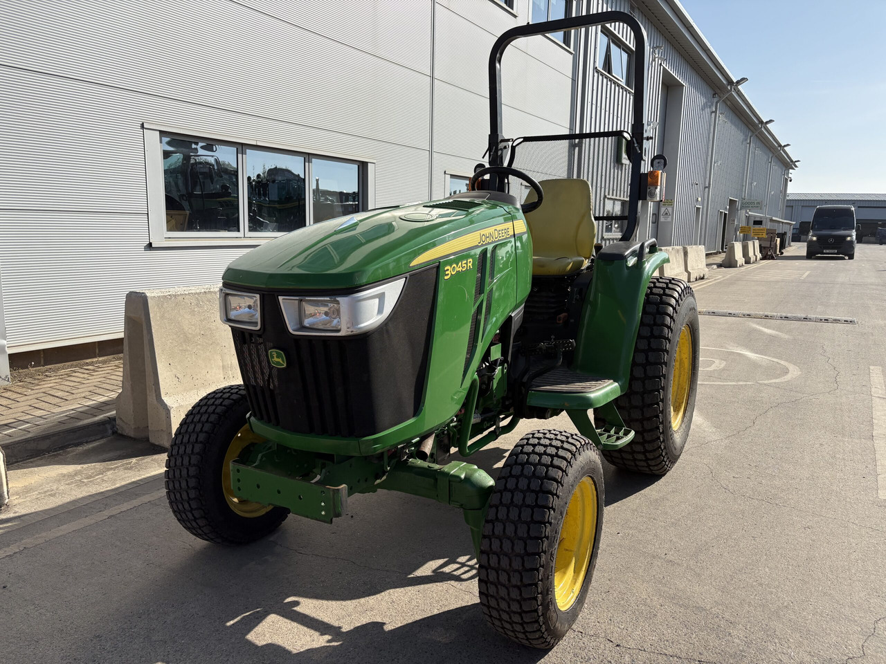 John Deere 3045R Compact Tractor - Kompaktný traktor: obrázok 2 John Deere 3045R Compact Tractor - Kompaktný traktor: obrázok 2