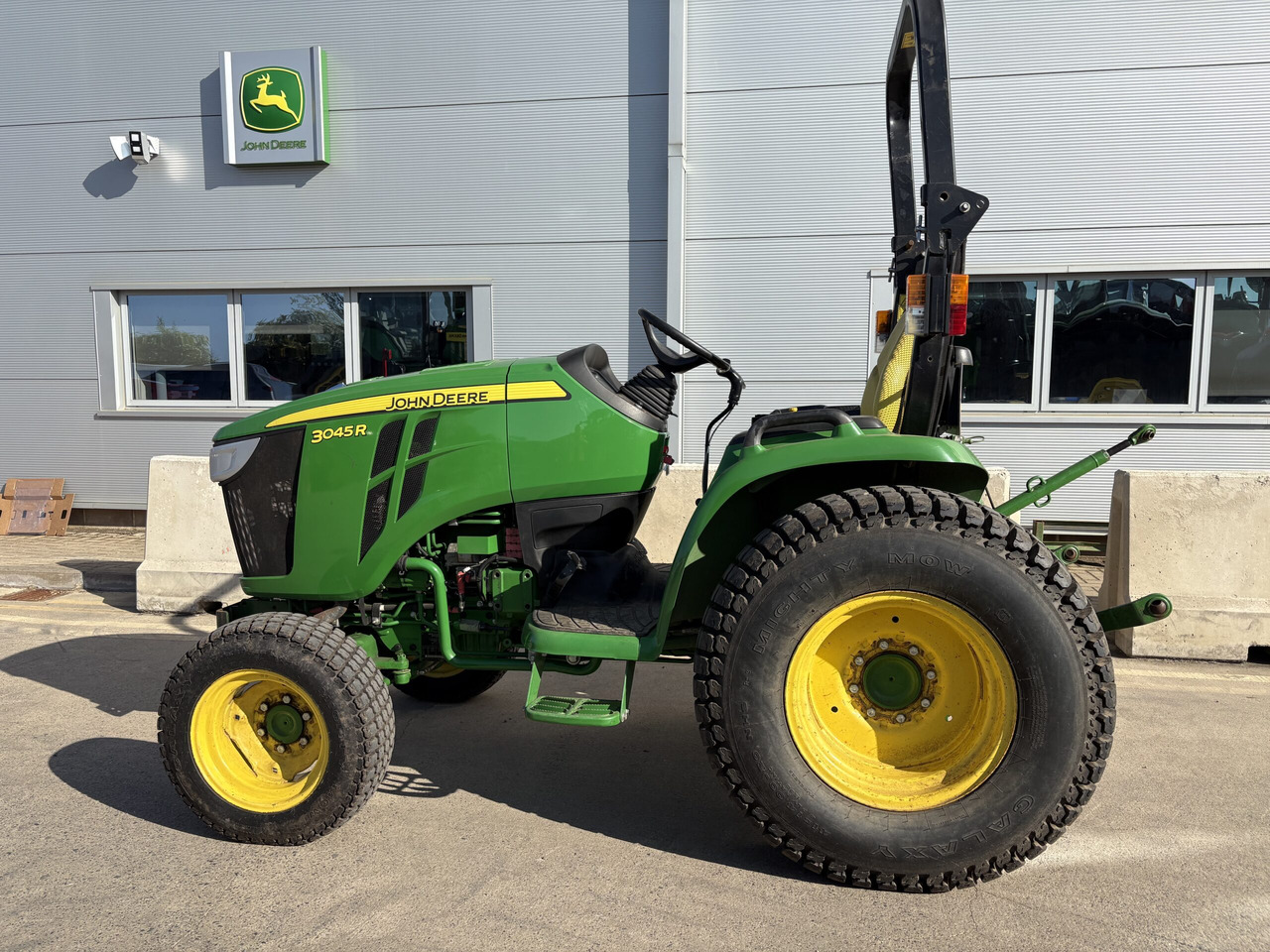 John Deere 3045R Compact Tractor - Kompaktný traktor: obrázok 1 John Deere 3045R Compact Tractor - Kompaktný traktor: obrázok 1