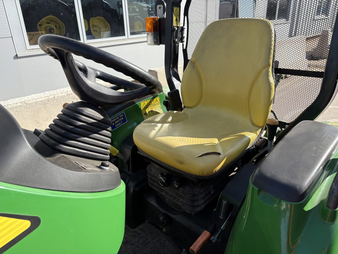 John Deere 3045R Compact Tractor - Kompaktný traktor: obrázok 5 John Deere 3045R Compact Tractor - Kompaktný traktor: obrázok 5