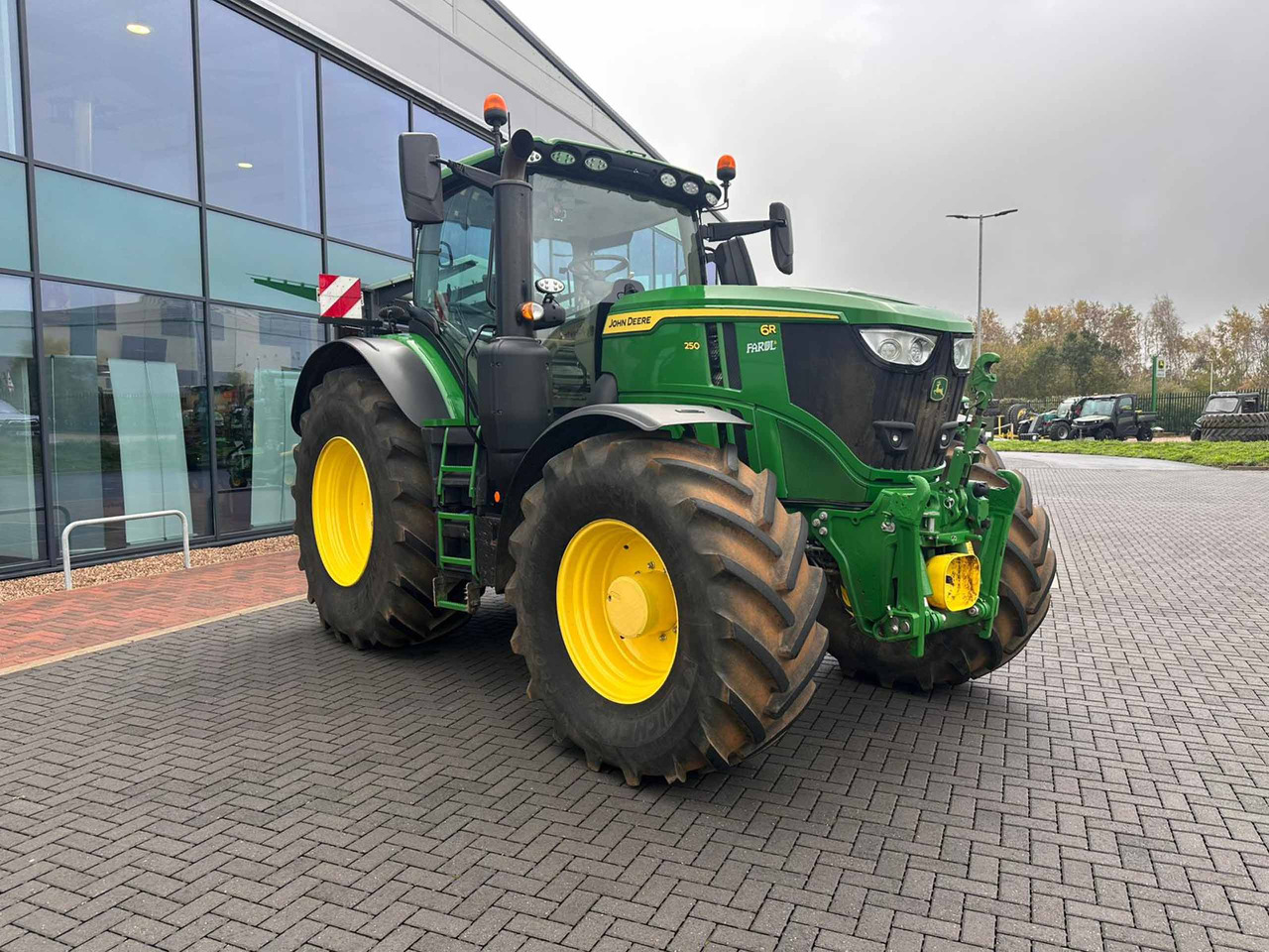 John Deere 6R 250 - Traktor: obrázok 5 John Deere 6R 250 - Traktor: obrázok 5