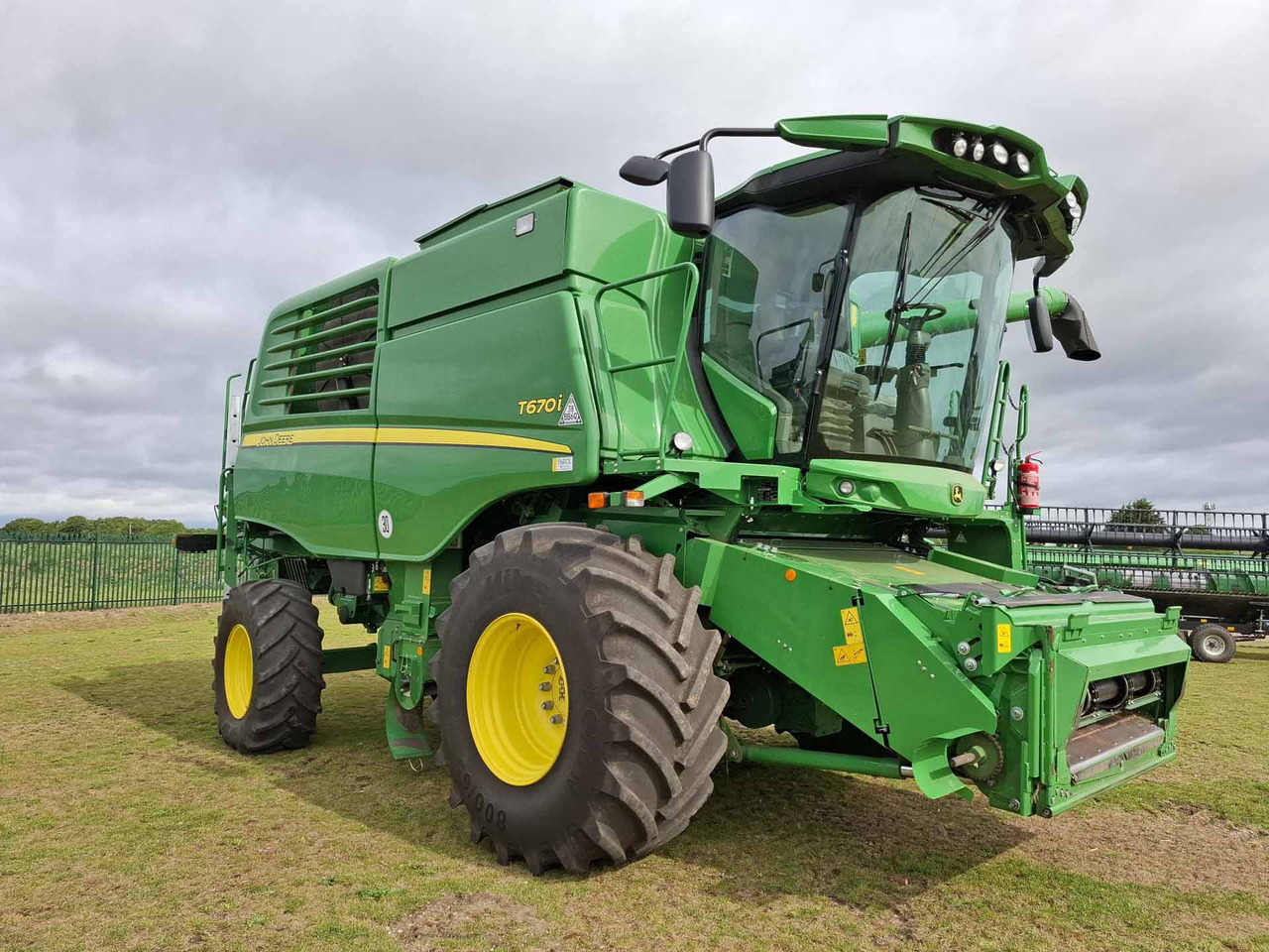 John Deere T670 - Obilný kombajn: obrázok 1 John Deere T670 - Obilný kombajn: obrázok 1