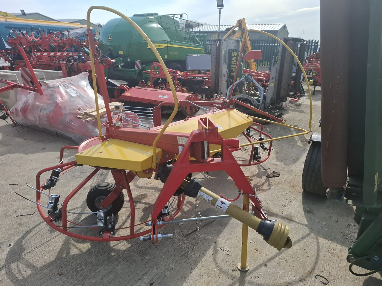 Pomarol Z518 twin rotor tedder - Stroje na zber krmovín: obrázok 1 Pomarol Z518 twin rotor tedder - Stroje na zber krmovín: obrázok 1