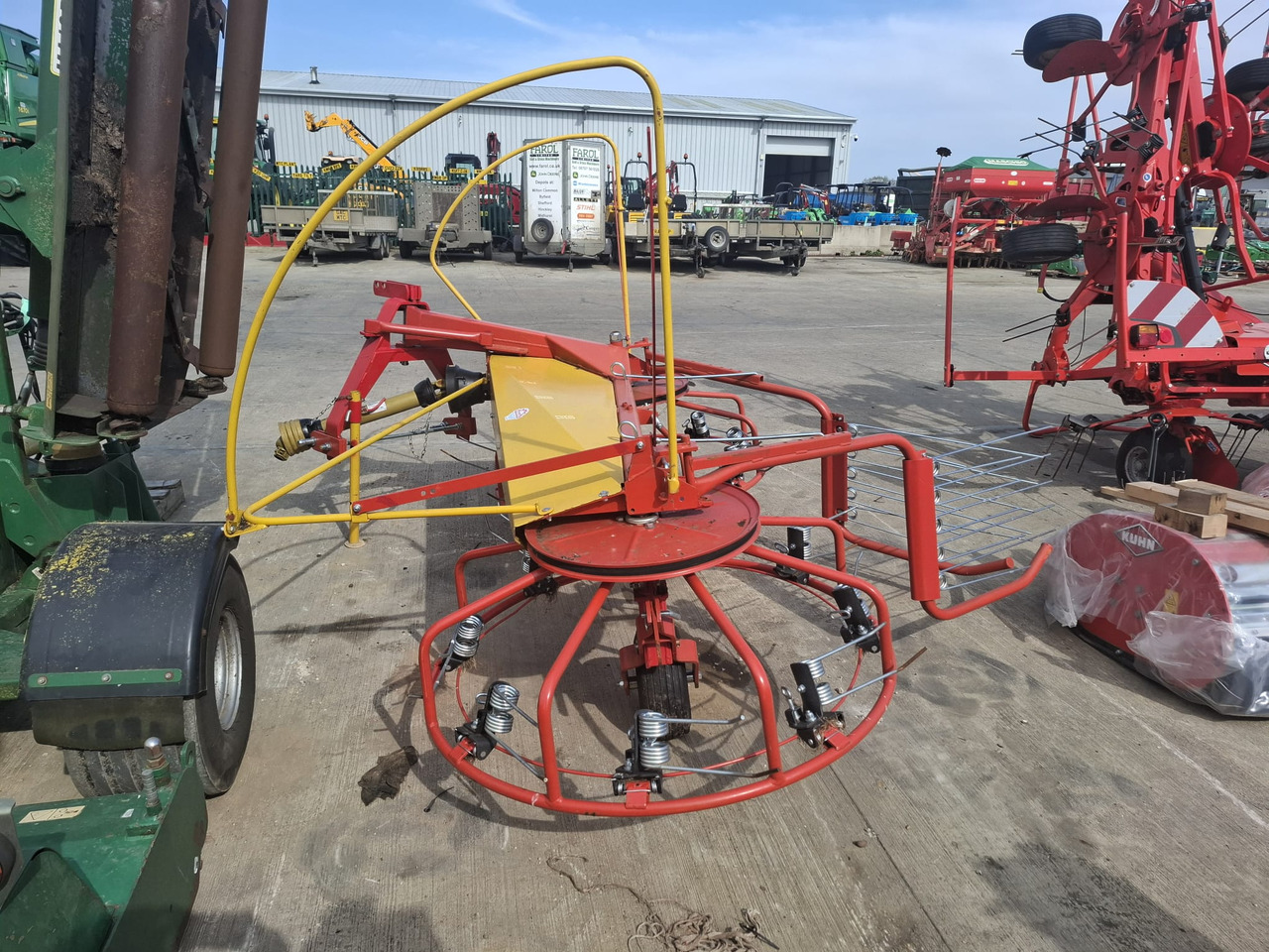 Pomarol Z518 twin rotor tedder - Stroje na zber krmovín: obrázok 3 Pomarol Z518 twin rotor tedder - Stroje na zber krmovín: obrázok 3