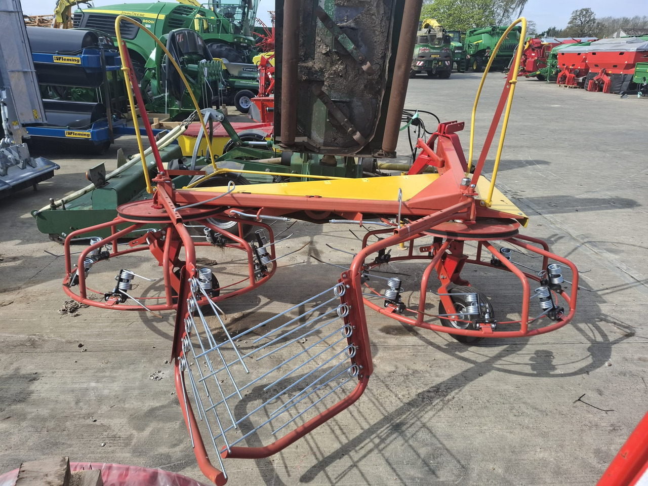 Pomarol Z518 twin rotor tedder - Stroje na zber krmovín: obrázok 4 Pomarol Z518 twin rotor tedder - Stroje na zber krmovín: obrázok 4