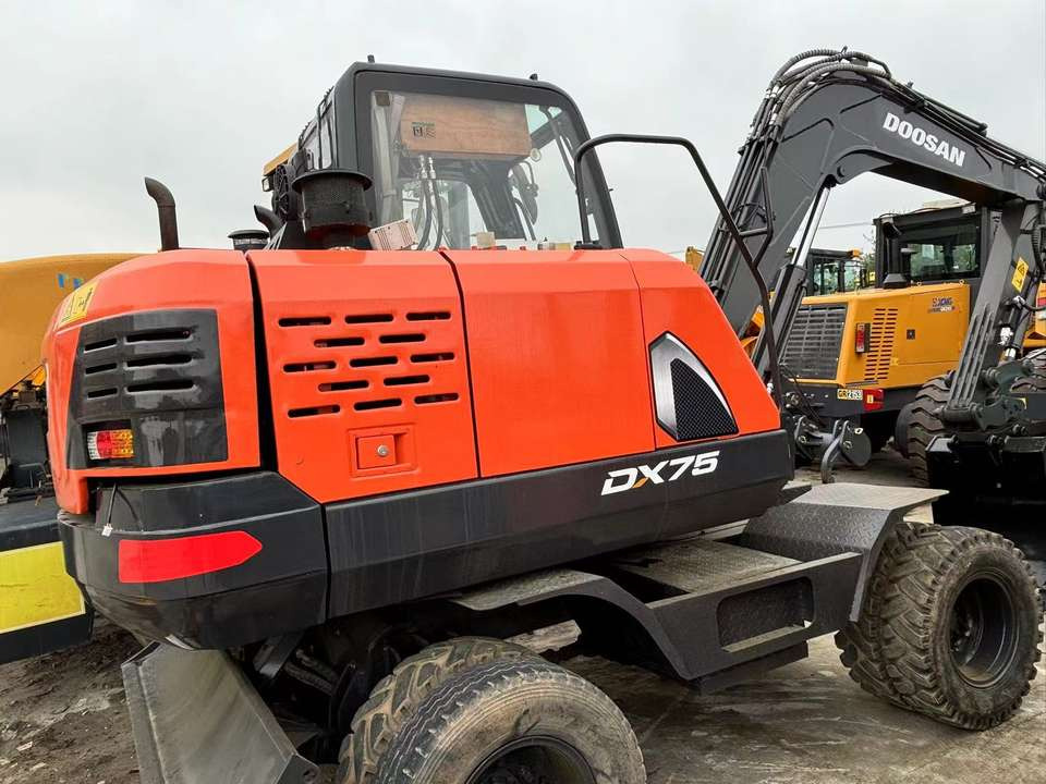 Hot Sale Used Doosan Dx75 Small 7.5t Wheel Excavator South Korea DX75 Mini Excavator for Sale Good Condition - Pásové rýpadlo: obrázok 3 Hot Sale Used Doosan Dx75 Small 7.5t Wheel Excavator South Korea DX75 Mini Excavator for Sale Good Condition - Pásové rýpadlo: obrázok 3