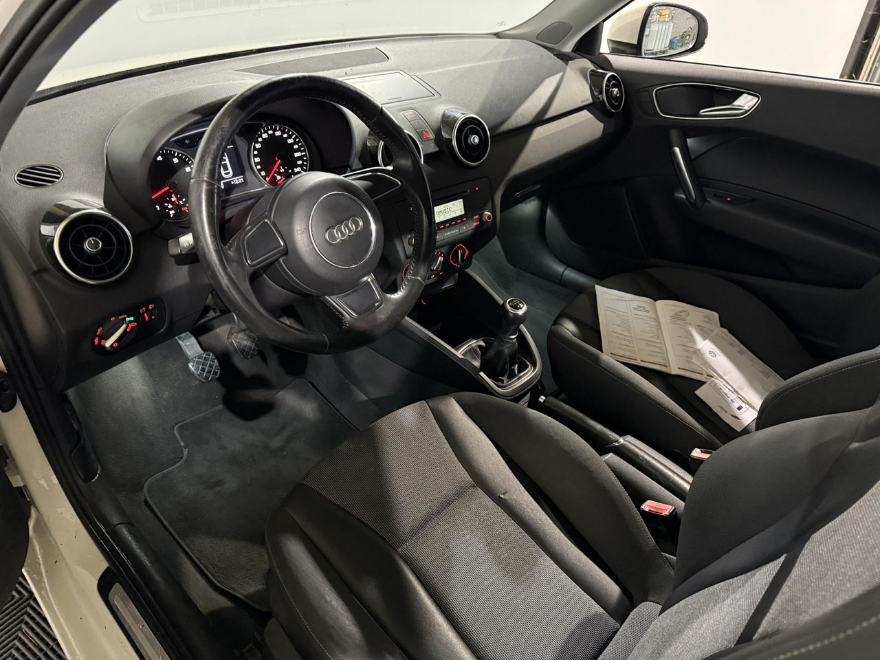 Audi | A1 | 1.2 TFSI Ambition Pro Line | 2011 | 173.570 km | 38PBP4 | Logisch - Hatchback: obrázok 4 Audi | A1 | 1.2 TFSI Ambition Pro Line | 2011 | 173.570 km | 38PBP4 | Logisch - Hatchback: obrázok 4