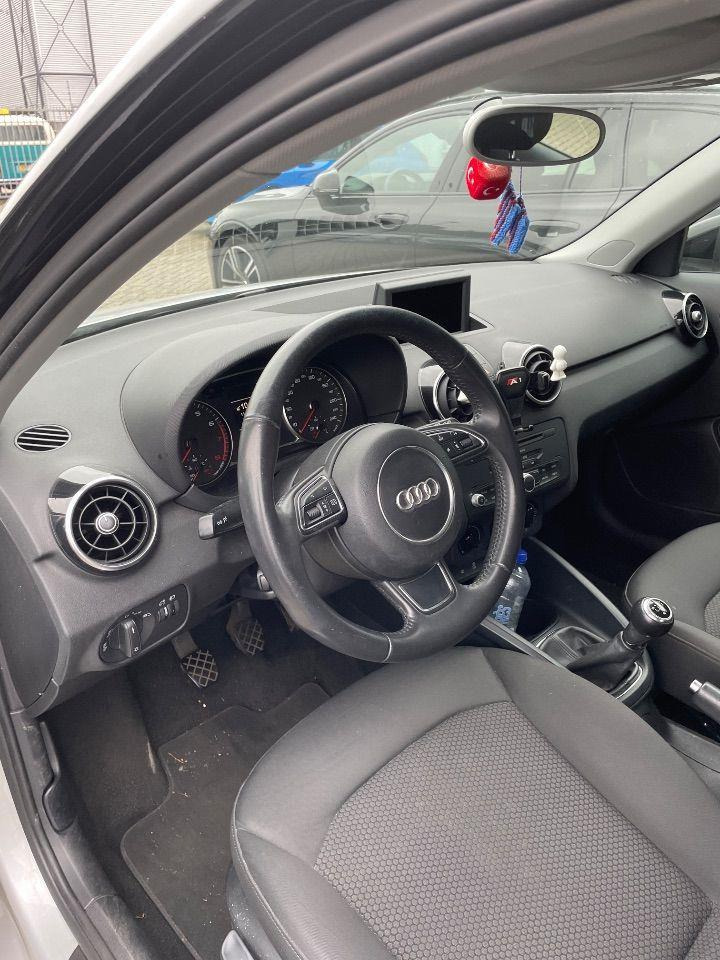 Audi A1 Sportback 1.2 TFSI Admired | 2013 | 216.082 km | 9KSJ53 | NAP: Logisch - Hatchback: obrázok 5 Audi A1 Sportback 1.2 TFSI Admired | 2013 | 216.082 km | 9KSJ53 | NAP: Logisch - Hatchback: obrázok 5