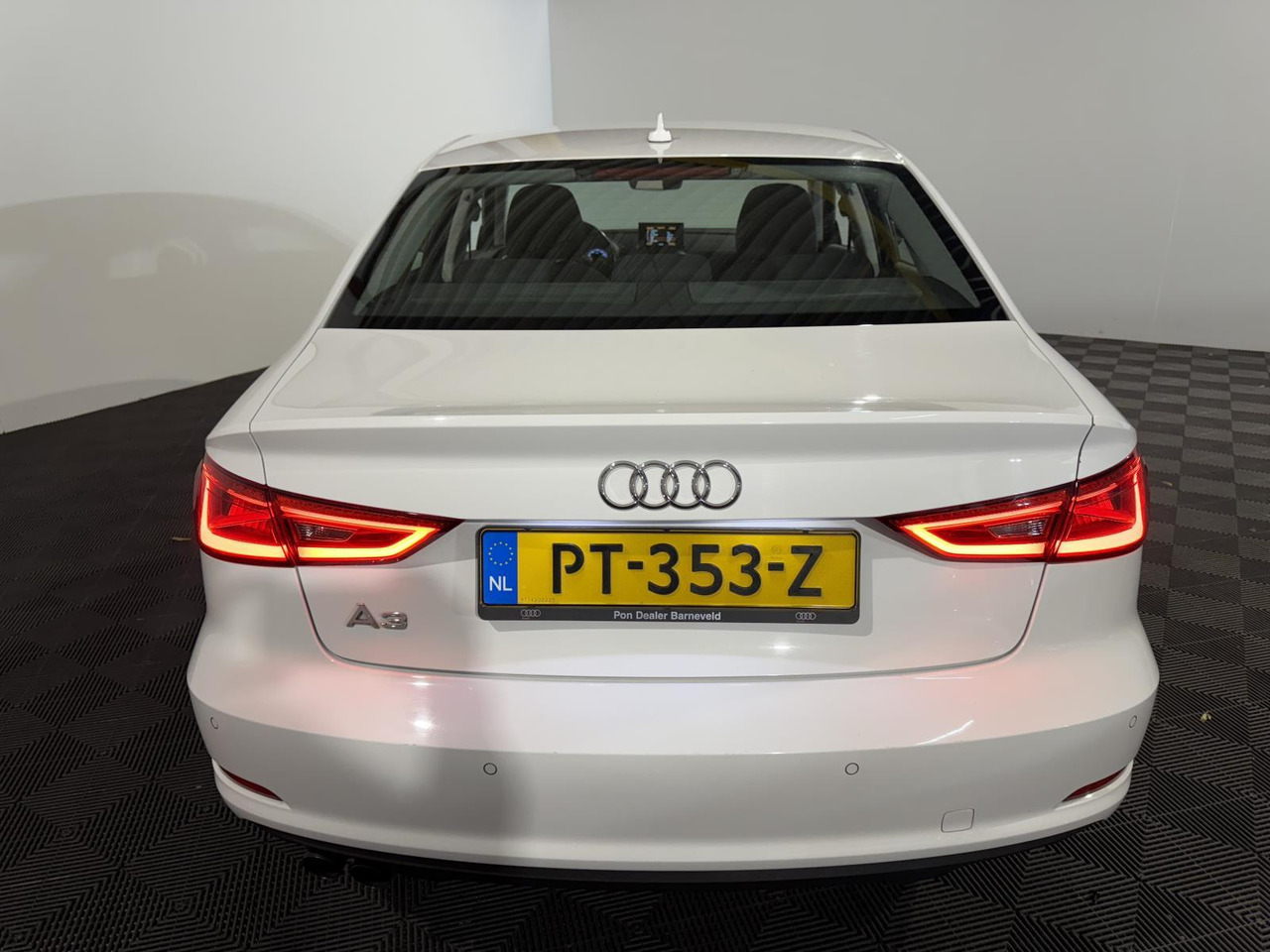 Audi | A3 Limousine | 1.4 TFSI Attraction Pro Line Plus Automaat | 2016 | 256.538 km | PT353Z | Geen oordeel - Sedan: obrázok 5 Audi | A3 Limousine | 1.4 TFSI Attraction Pro Line Plus Automaat | 2016 | 256.538 km | PT353Z | Geen oordeel - Sedan: obrázok 5