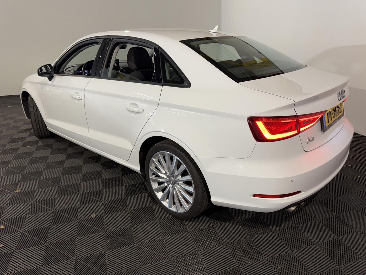 Audi | A3 Limousine | 1.4 TFSI Attraction Pro Line Plus Automaat | 2016 | 256.538 km | PT353Z | Geen oordeel - Sedan: obrázok 4 Audi | A3 Limousine | 1.4 TFSI Attraction Pro Line Plus Automaat | 2016 | 256.538 km | PT353Z | Geen oordeel - Sedan: obrázok 4