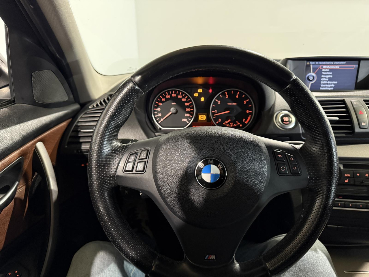 BMW | 1-serie | 116i EffDyn. Ed. Business Line Ultimate Edition | 2011 | 263.221 km | 05RHG5 | Logisch - Hatchback: obrázok 4 BMW | 1-serie | 116i EffDyn. Ed. Business Line Ultimate Edition | 2011 | 263.221 km | 05RHG5 | Logisch - Hatchback: obrázok 4