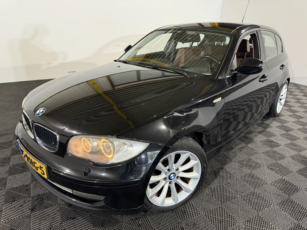 BMW | 1-serie | 116i EffDyn. Ed. Business Line Ultimate Edition | 2011 | 263.221 km | 05RHG5 | Logisch - Hatchback: obrázok 1 BMW | 1-serie | 116i EffDyn. Ed. Business Line Ultimate Edition | 2011 | 263.221 km | 05RHG5 | Logisch - Hatchback: obrázok 1