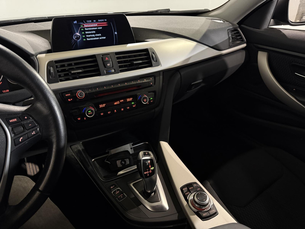 BMW | 4-serie Coupé | 420i Executive Automaat | 2015 | 213.401 km | 2ZGG53 | Logisch - Automobil: obrázok 4 BMW | 4-serie Coupé | 420i Executive Automaat | 2015 | 213.401 km | 2ZGG53 | Logisch - Automobil: obrázok 4