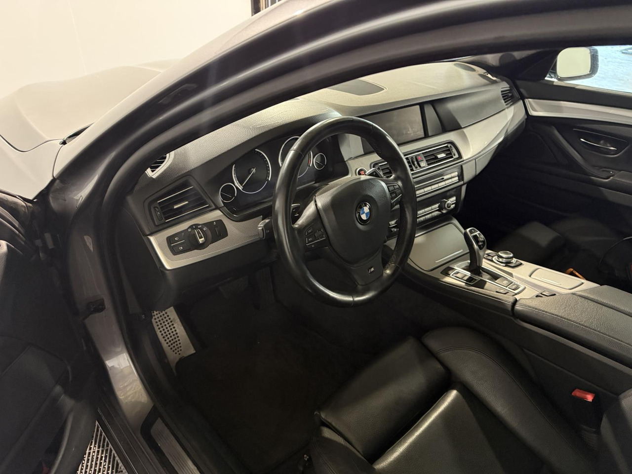 BMW | 5-serie | 520i High Executive | 2013 | 218.545 km | 46ZSF1 | Logisch - Sedan: obrázok 4 BMW | 5-serie | 520i High Executive | 2013 | 218.545 km | 46ZSF1 | Logisch - Sedan: obrázok 4