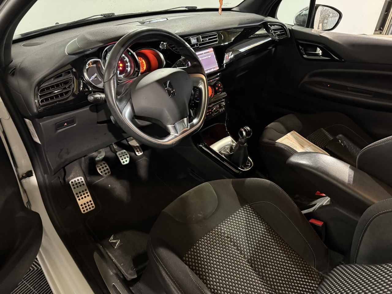 Citroen | DS3 | 1.6 So Chic | 2011 | 154.198 km | 98PFT8 | Logisch - Hatchback: obrázok 4 Citroen | DS3 | 1.6 So Chic | 2011 | 154.198 km | 98PFT8 | Logisch - Hatchback: obrázok 4