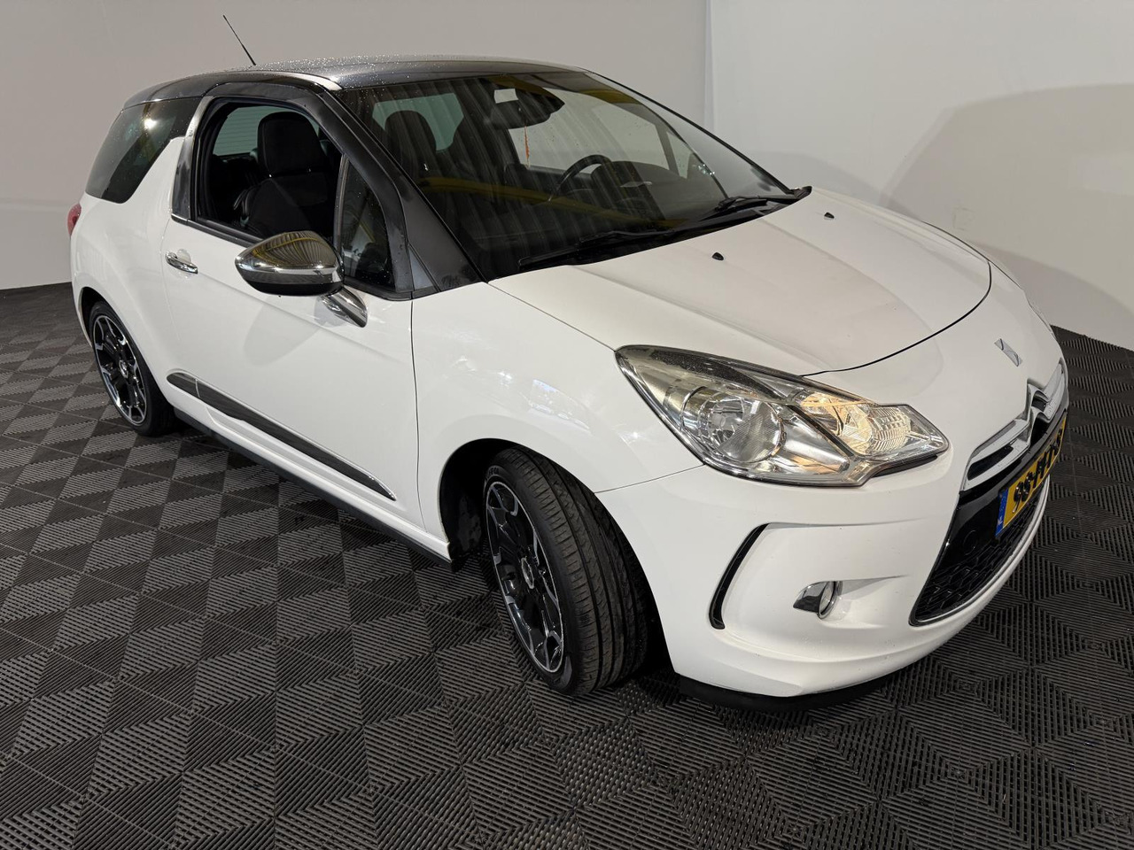 Citroen | DS3 | 1.6 So Chic | 2011 | 154.198 km | 98PFT8 | Logisch - Hatchback: obrázok 3 Citroen | DS3 | 1.6 So Chic | 2011 | 154.198 km | 98PFT8 | Logisch - Hatchback: obrázok 3