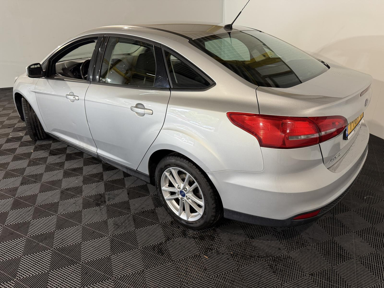 Ford Focus 1.0 Trend Edition 2015 206.005 km T-789-TF - Sedan: obrázok 3 Ford Focus 1.0 Trend Edition 2015 206.005 km T-789-TF - Sedan: obrázok 3