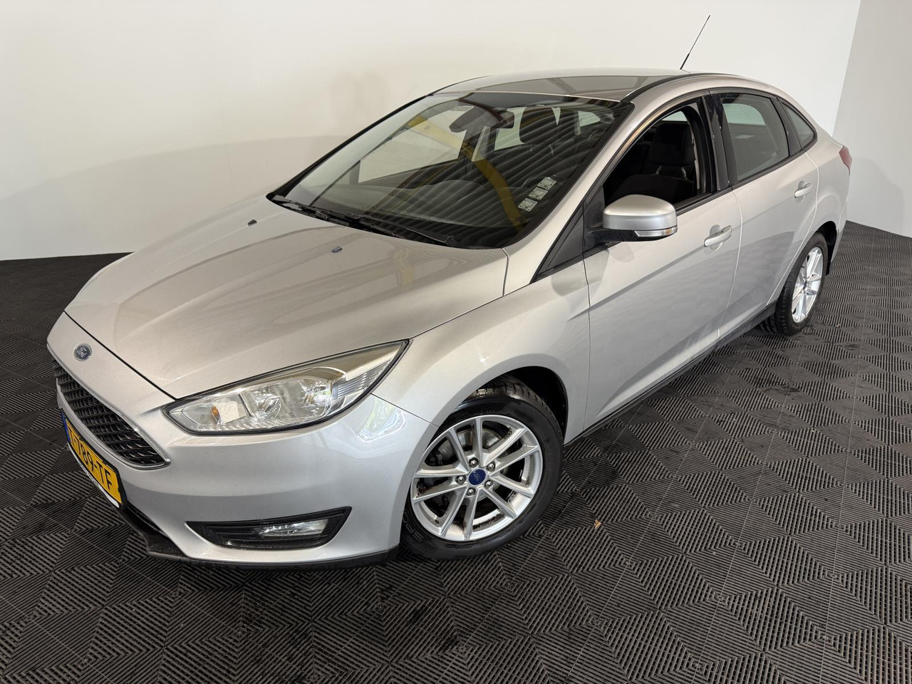 Ford Focus 1.0 Trend Edition 2015 206.005 km T-789-TF - Sedan: obrázok 1 Ford Focus 1.0 Trend Edition 2015 206.005 km T-789-TF - Sedan: obrázok 1