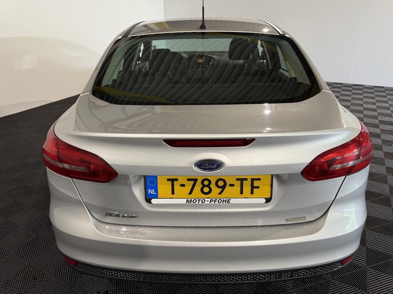 Ford Focus 1.0 Trend Edition 2015 206.005 km T-789-TF - Sedan: obrázok 4 Ford Focus 1.0 Trend Edition 2015 206.005 km T-789-TF - Sedan: obrázok 4