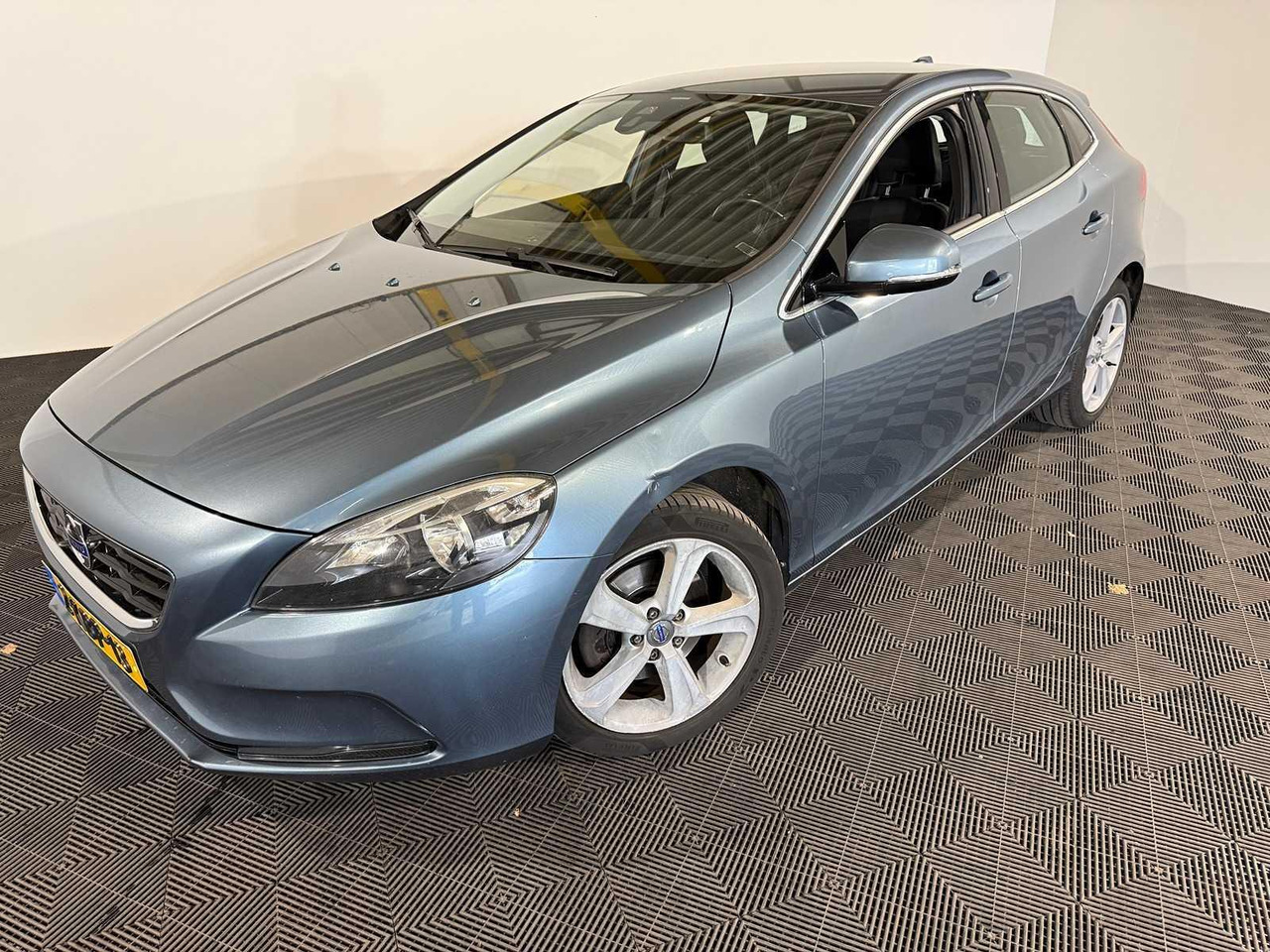 Volvo V40 1.6 T3 Momentum 2-KBP-13 210.566 km - Iné stroje: obrázok 1 Volvo V40 1.6 T3 Momentum 2-KBP-13 210.566 km - Iné stroje: obrázok 1