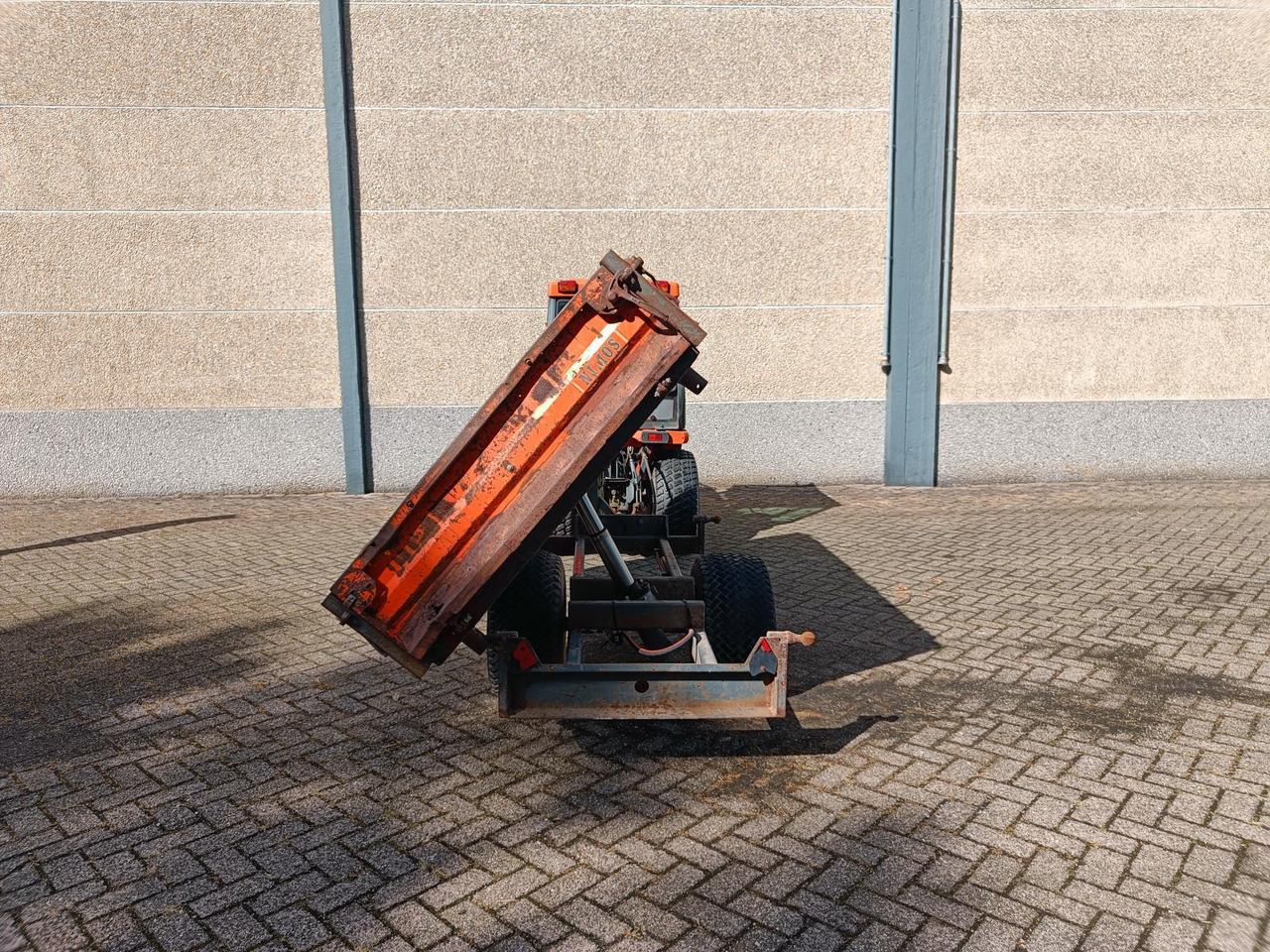 Kubota B2410 met Nimos Kipper - Traktor: obrázok 4 Kubota B2410 met Nimos Kipper - Traktor: obrázok 4