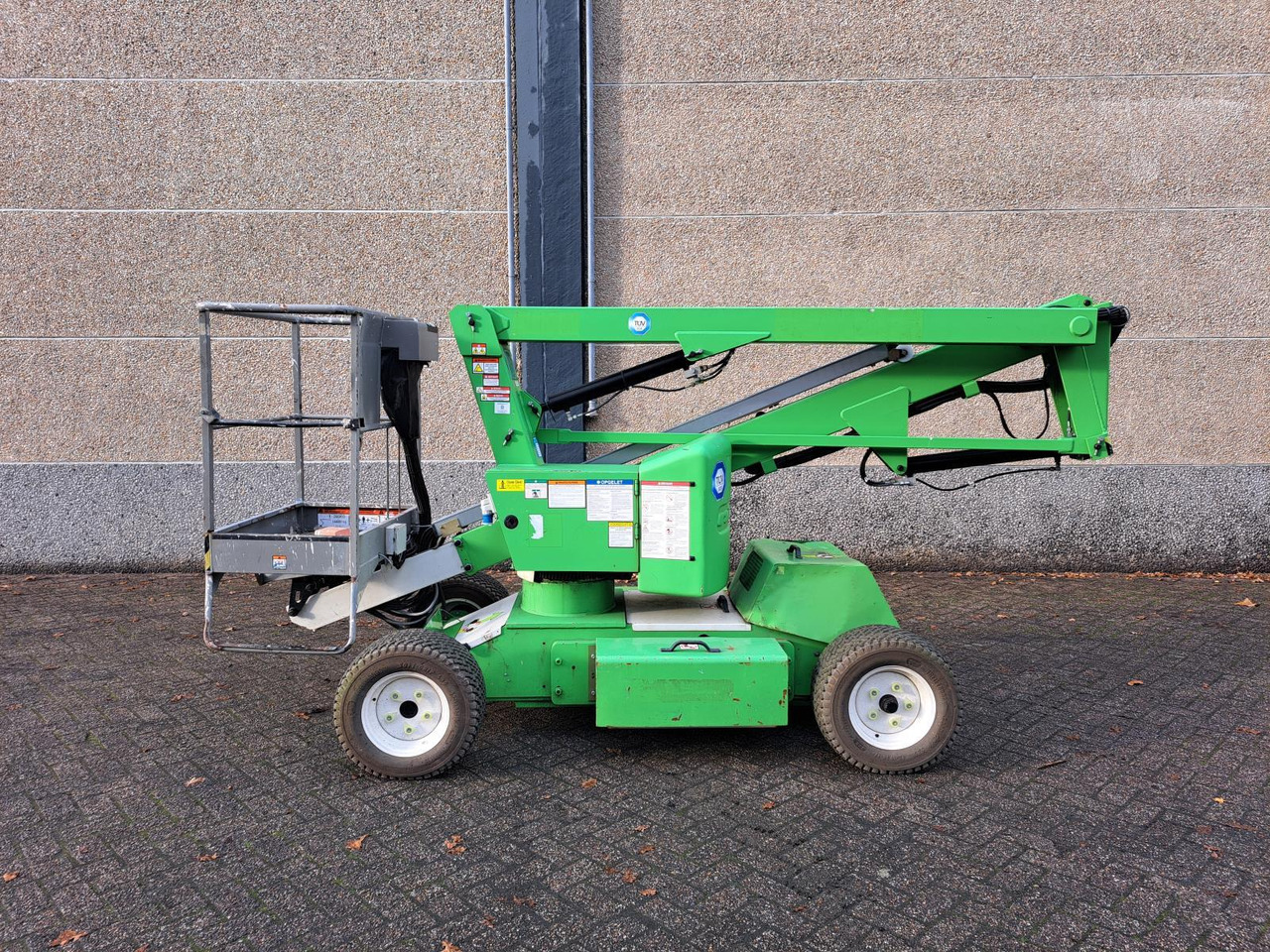 Niftylift HR12 Telescoophoogwerker DE Bi-Energy/Hybride 2WD 12m 2017 - Pracovná plošina: obrázok 4 Niftylift HR12 Telescoophoogwerker DE Bi-Energy/Hybride 2WD 12m 2017 - Pracovná plošina: obrázok 4