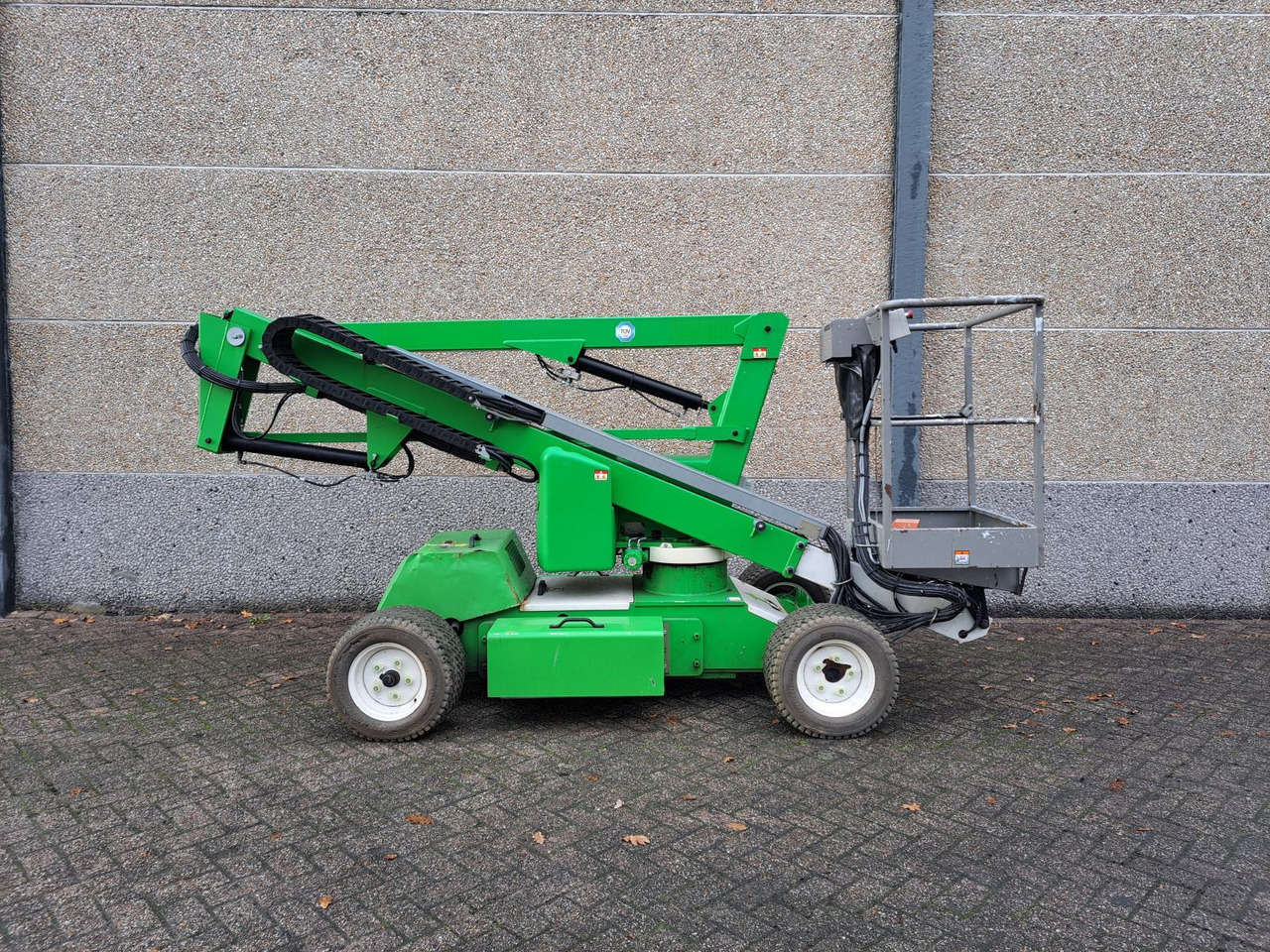 Niftylift HR12 Telescoophoogwerker DE Bi-Energy/Hybride 2WD 12m 2017 - Pracovná plošina: obrázok 3 Niftylift HR12 Telescoophoogwerker DE Bi-Energy/Hybride 2WD 12m 2017 - Pracovná plošina: obrázok 3
