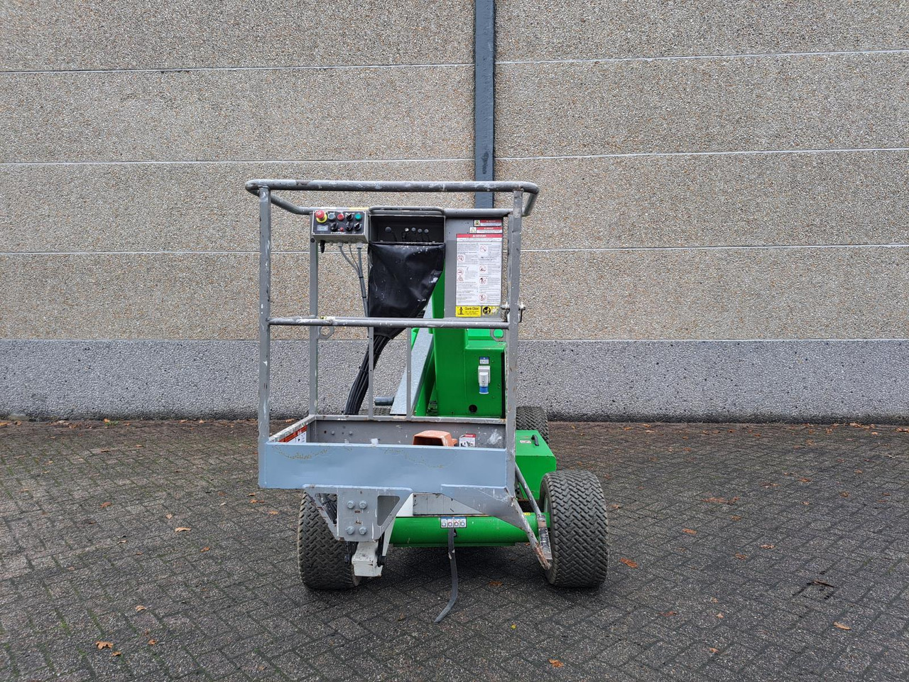 Niftylift HR12 Telescoophoogwerker DE Bi-Energy/Hybride 2WD 12m 2017 - Pracovná plošina: obrázok 2 Niftylift HR12 Telescoophoogwerker DE Bi-Energy/Hybride 2WD 12m 2017 - Pracovná plošina: obrázok 2