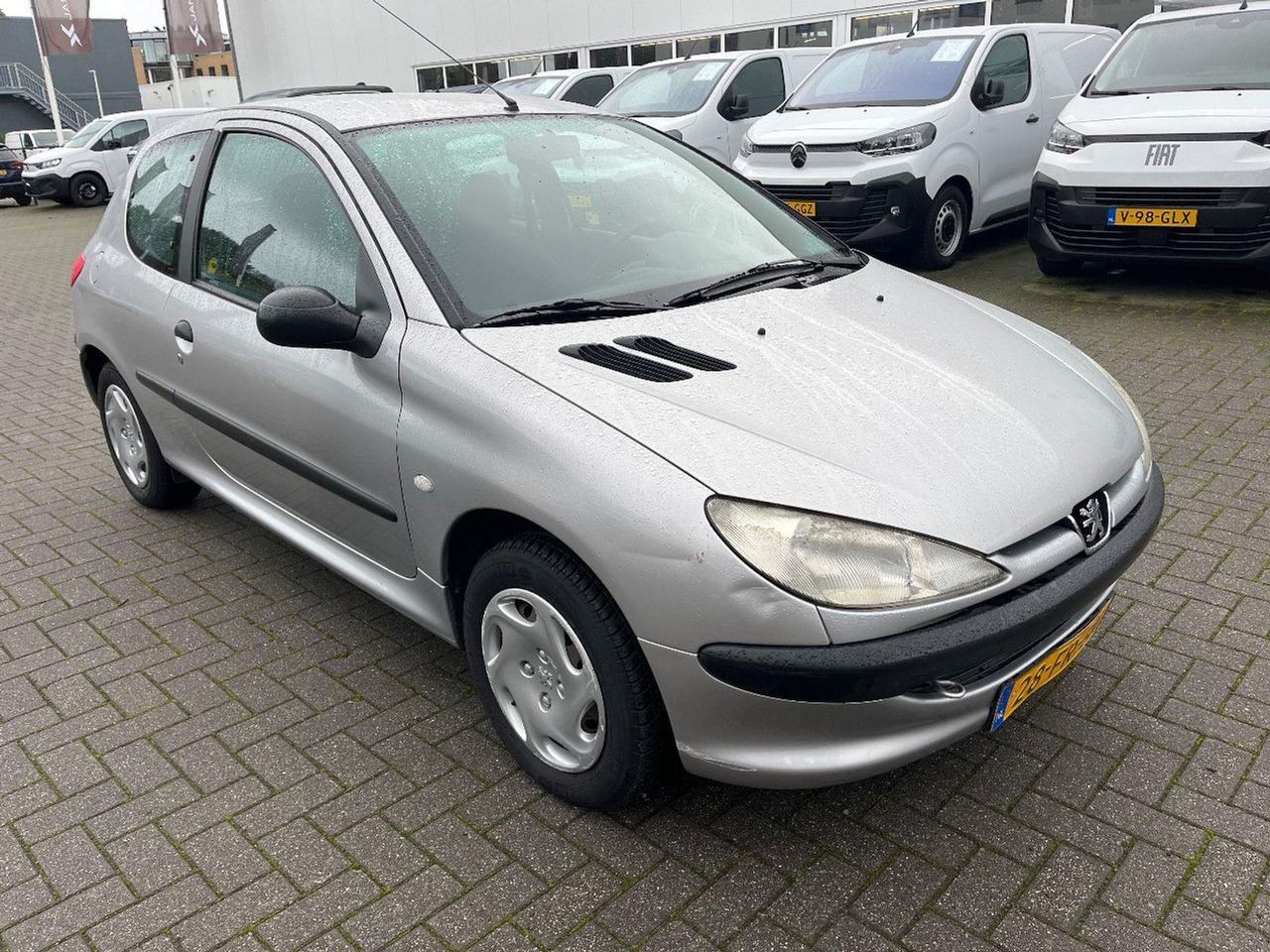 Peugeot 206 1.1 XR | 2000 | 69.922 km | 28FRBN | NAP: Logisch - Hatchback: obrázok 2 Peugeot 206 1.1 XR | 2000 | 69.922 km | 28FRBN | NAP: Logisch - Hatchback: obrázok 2