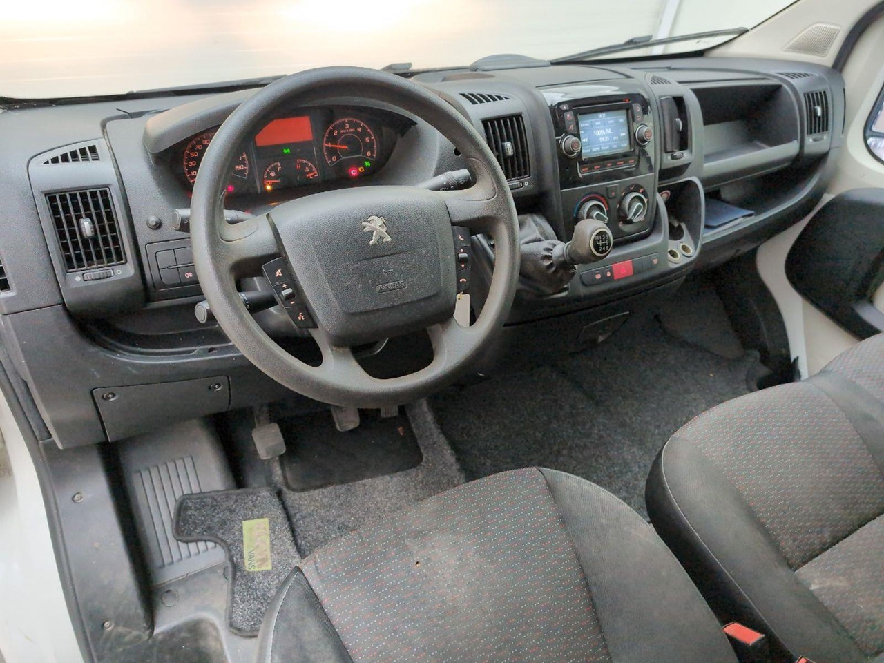 Peugeot Boxer 330 2.2 HDI L1H1 XR | 2014 | 218.267 km | V343TL | NAP: Geen oordeel - Furgon: obrázok 5 Peugeot Boxer 330 2.2 HDI L1H1 XR | 2014 | 218.267 km | V343TL | NAP: Geen oordeel - Furgon: obrázok 5