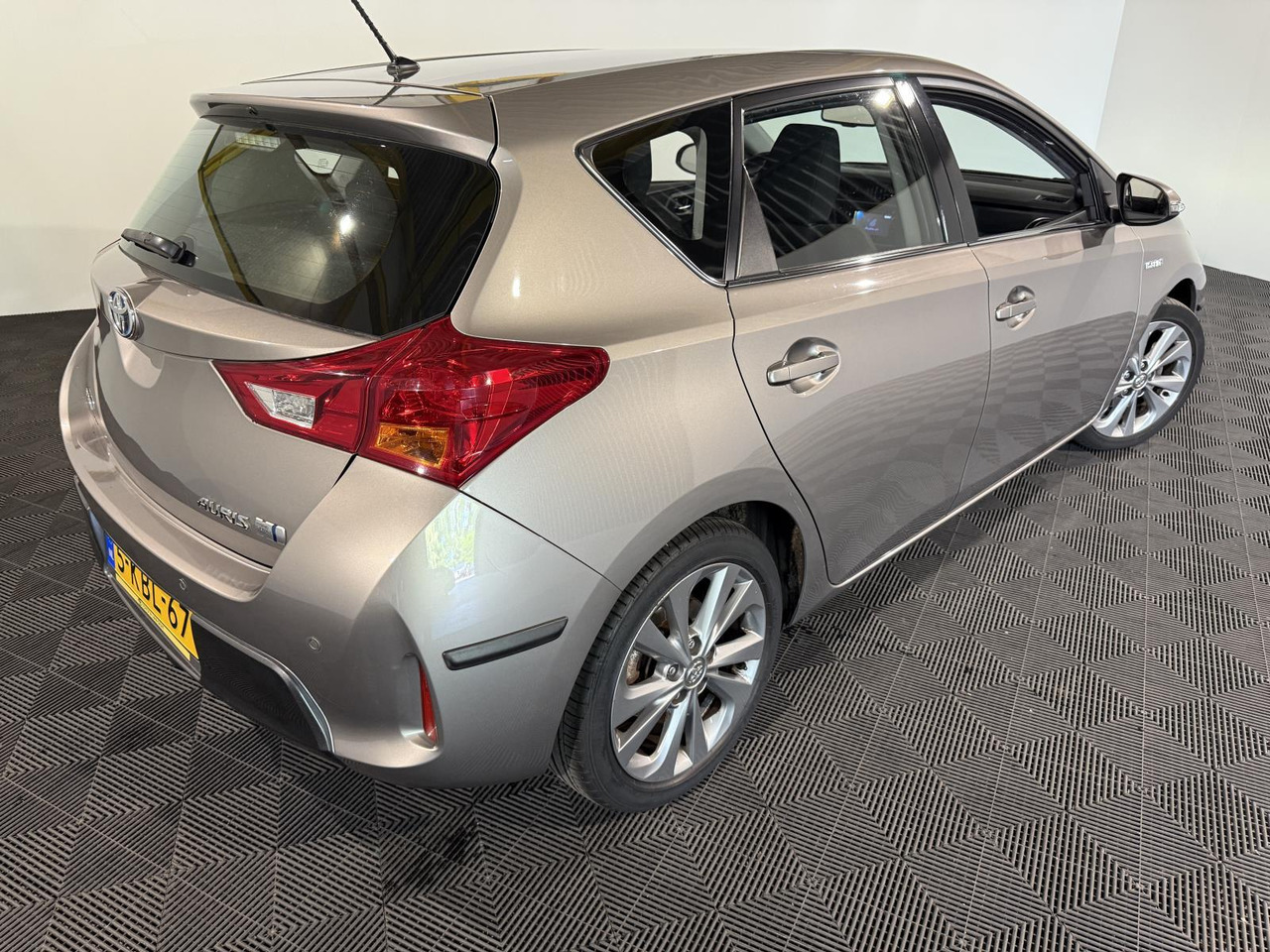 Toyota Auris 1.8 Hybrid Dynamic | 2013 | 191.085 km | 5-KBL-67 - Hatchback: obrázok 3 Toyota Auris 1.8 Hybrid Dynamic | 2013 | 191.085 km | 5-KBL-67 - Hatchback: obrázok 3
