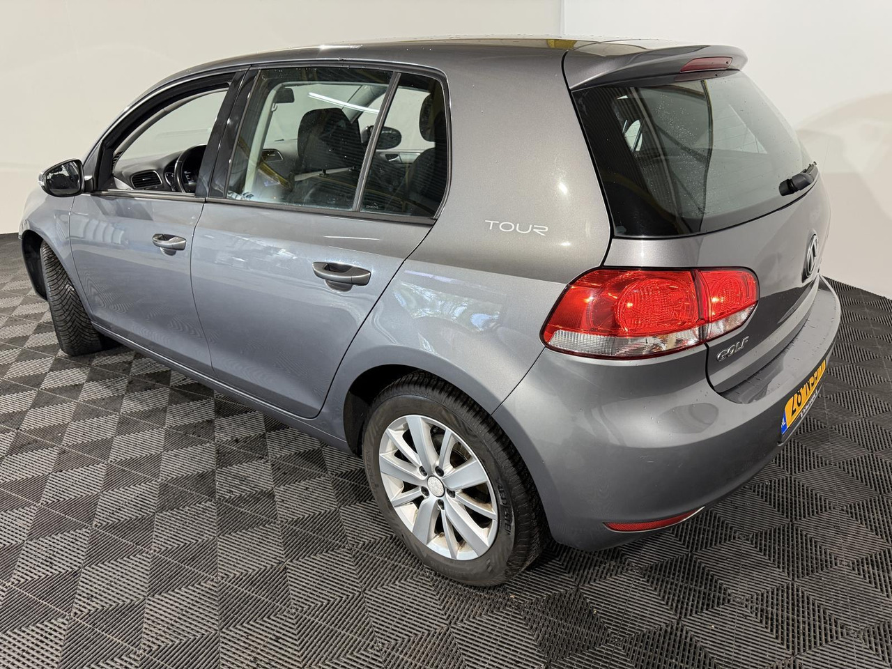 Volkswagen | Golf | 1.2 TSI Tour II BlueMotion | 2010 | 287.684 km | 28NSJ1 | Logisch - Hatchback: obrázok 5 Volkswagen | Golf | 1.2 TSI Tour II BlueMotion | 2010 | 287.684 km | 28NSJ1 | Logisch - Hatchback: obrázok 5