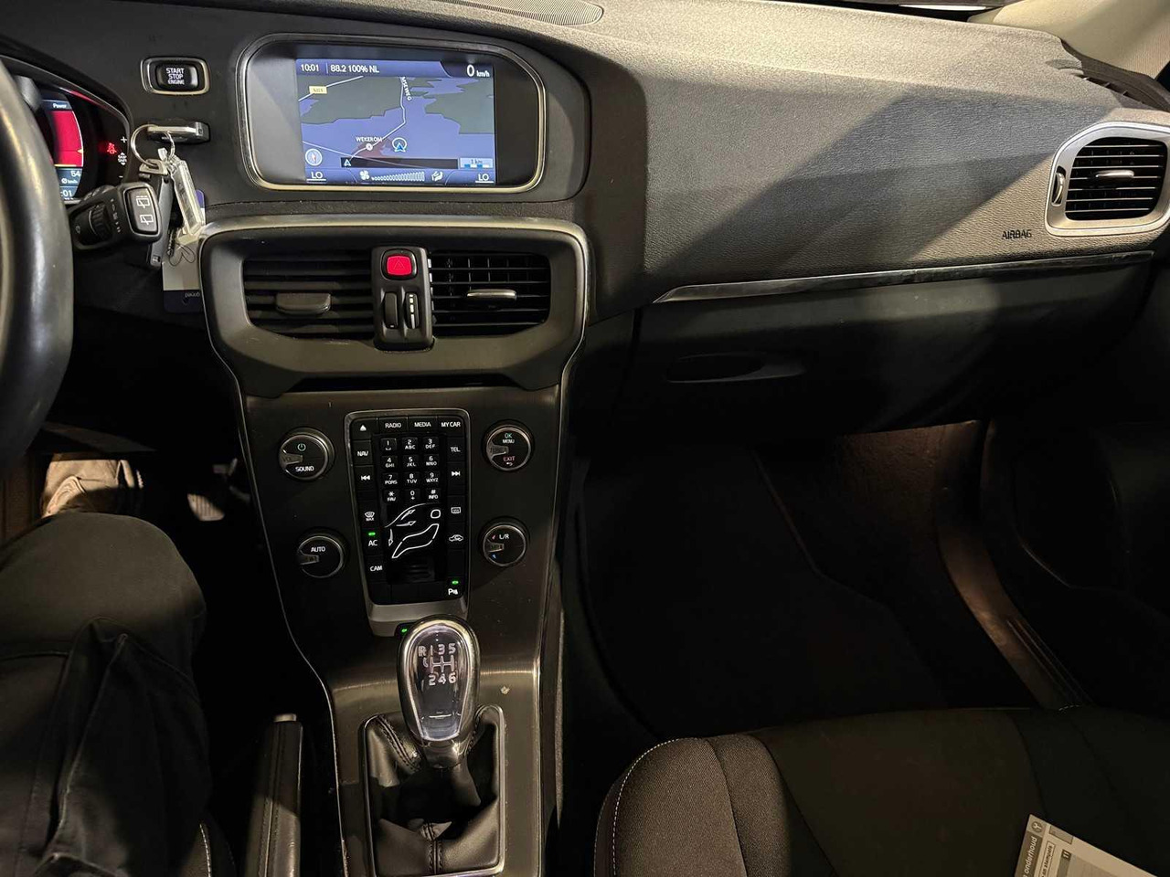 Volvo V40 1.6 T3 Momentum 2013 210.566 km 2-KBP-13 - Automobil: obrázok 5 Volvo V40 1.6 T3 Momentum 2013 210.566 km 2-KBP-13 - Automobil: obrázok 5