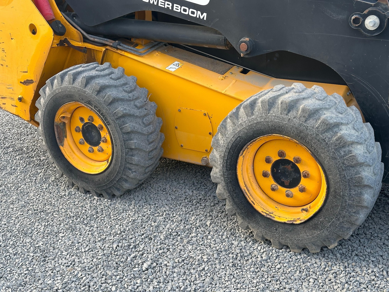 Šmykom riadený nakladač JCB 225: obrázok 12 Šmykom riadený nakladač JCB 225: obrázok 12